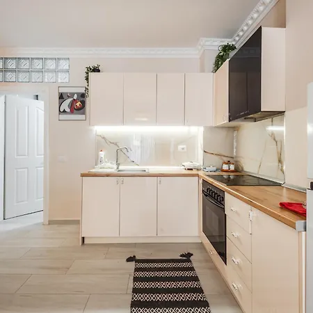 Helia's Cozy Qerret Golem (Tirana)