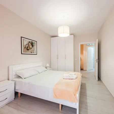 Helia's Cozy Qerret Golem (Tirana)