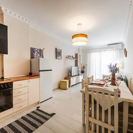 Apartament Helia's Cozy Qerret